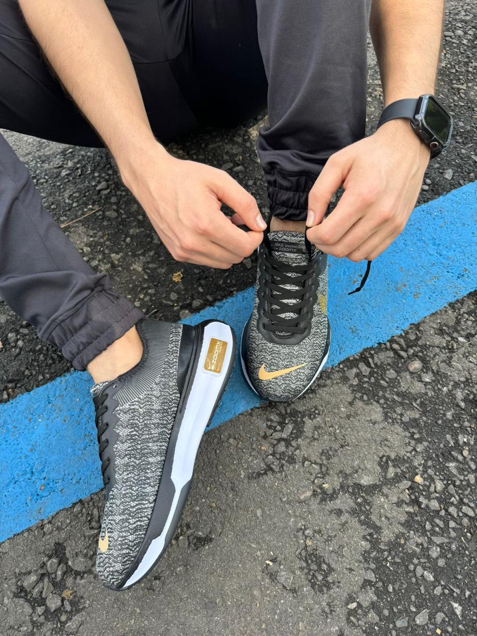 NIKE ZOOMX INVINCIBLE RUN + CAJA