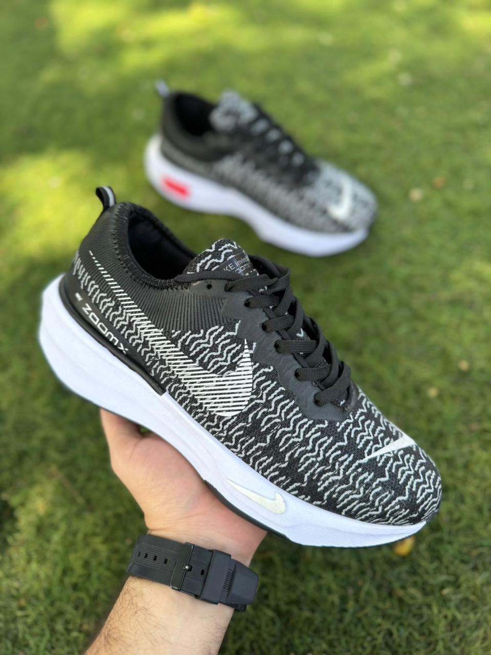 NIKE ZOOMX INVINCIBLE RUN + CAJA