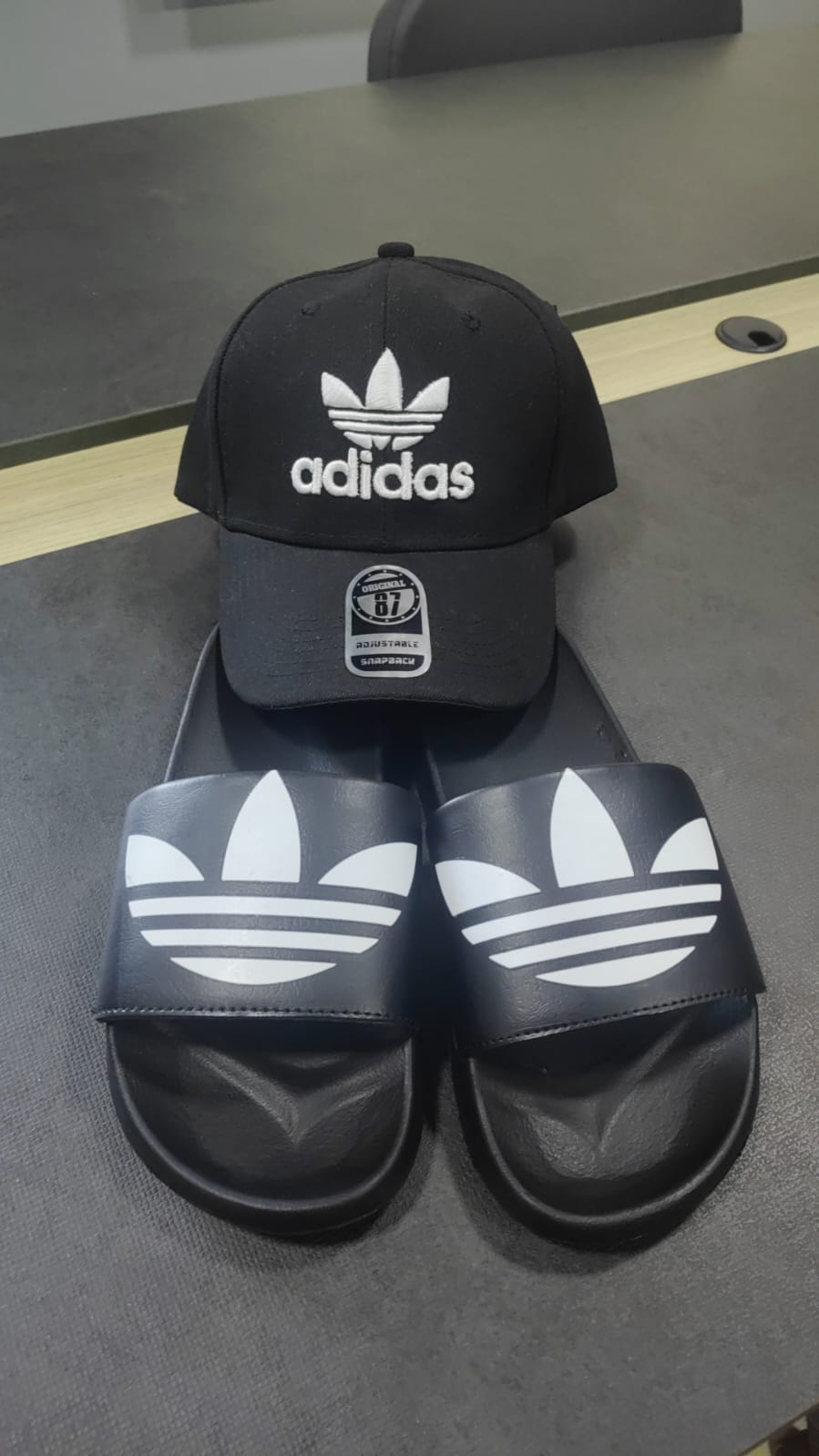 COMBO ADIDAS EXCLUSIVO SANDALIAS + GORRA IMPORTADA